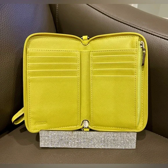 ❌SOLD❌Coach Campbell Leather Wallet Wristlet Case Phone Holder - Picture 3 of 7